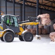 Kramer polttopuiden käsittelyä hallissa