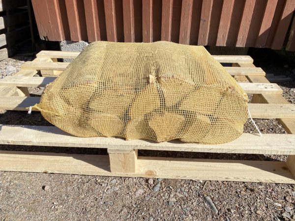 Koivuklapi 40L säkissä. Kuivaa tuontipuuta.